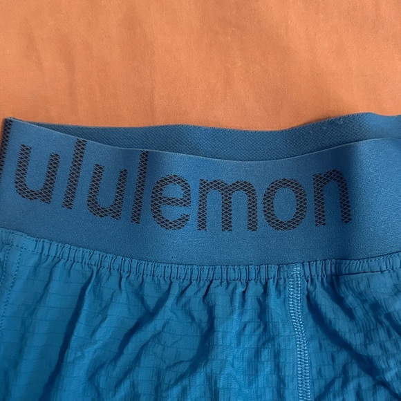 Lululemon Logo Waistband HR Train Short - Picture 3 of 5